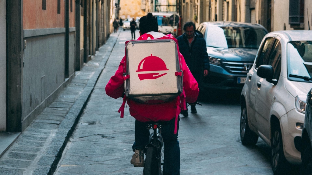 What’s Better For You: In-House Delivery or Third-Party Delivery Services?